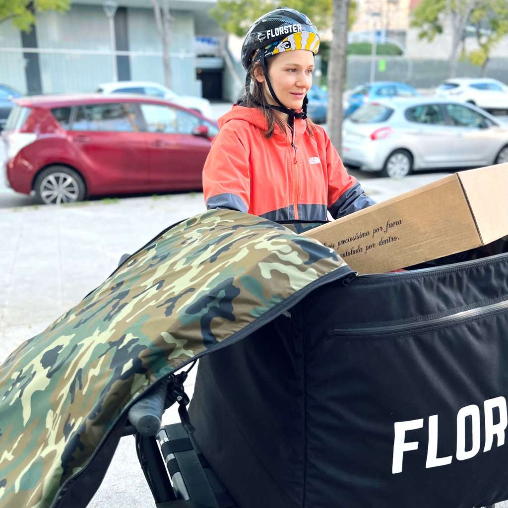 Mensajera con flores a domicilio